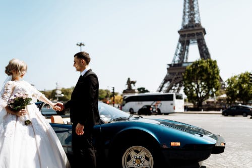 新婚夫妇在巴黎的照片 · 免费素材图片