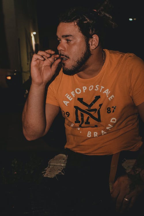 男子吸烟钝器的照片 · 免费素材图片