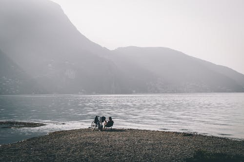 人坐在海边的椅子上 · 免费素材图片