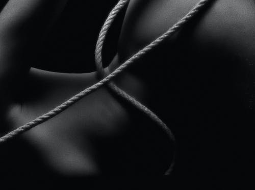 身体上的绳子的单色照片 · 免费素材图片