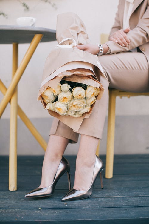 女人抱着白玫瑰花束 · 免费素材图片