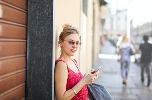 靠在墙上的女人的照片 · 免费素材图片