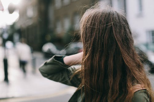 女人看着站着的人 · 免费素材图片