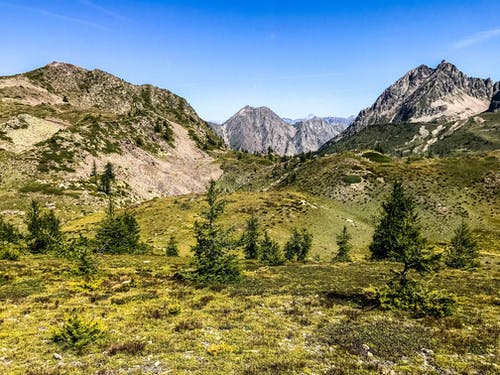 蓝天下的绿山 · 免费素材图片