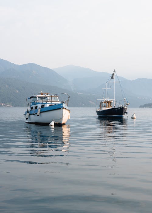 海上的白色和黑色小船 · 免费素材图片