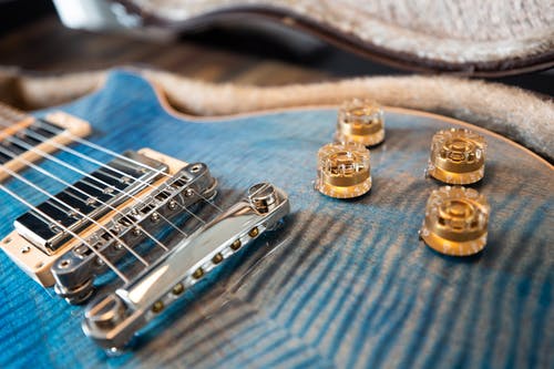 蓝色电吉他的特写照片视图 · 免费素材图片