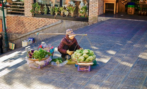 楼梯附近的蔬菜供应商 · 免费素材图片