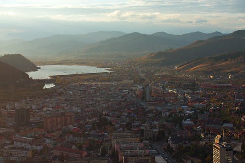 山附近的城市风景 · 免费素材图片