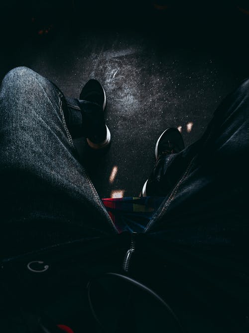 黑色牛仔裤和鞋子的人 · 免费素材图片