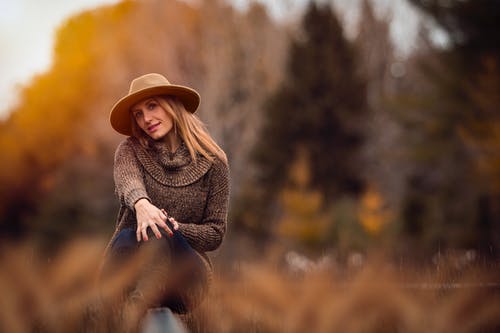 女人坐在石头上的肖像 · 免费素材图片