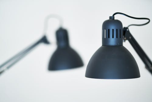 黑色台灯的选择性聚焦摄影 · 免费素材图片