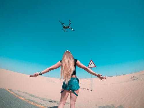 在女人穿着黑色衬衫黑色quadcopter · 免费素材图片