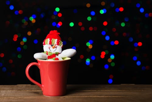 红色陶瓷杯雪人 · 免费素材图片
