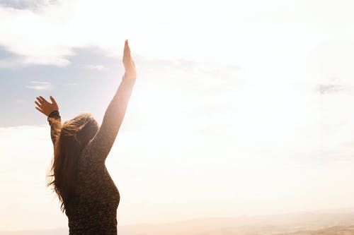 女人举起双手的照片 · 免费素材图片