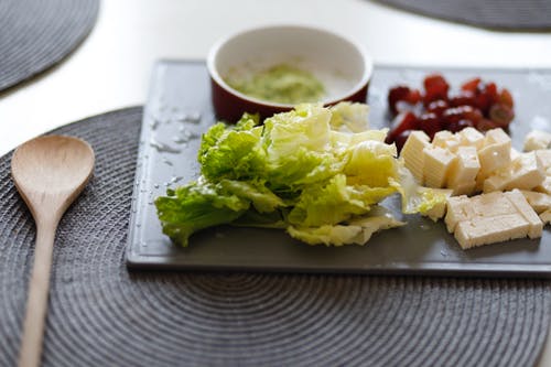 托盘上的蔬菜和奶酪 · 免费素材图片