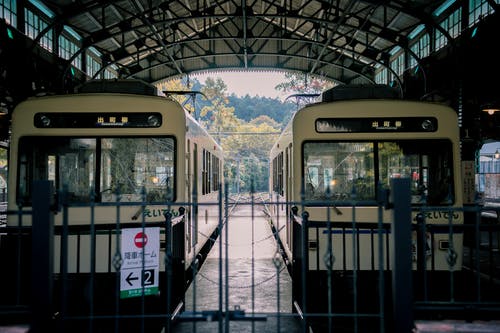 火车站内的两列白色火车 · 免费素材图片
