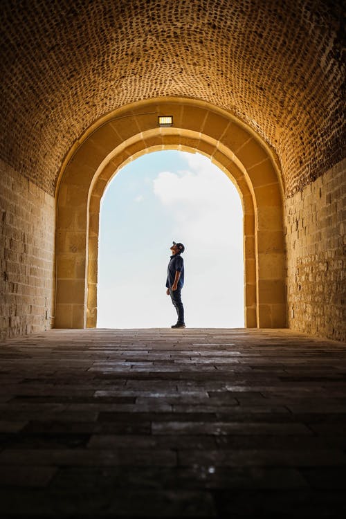 站在一座寺庙里面的人 · 免费素材图片