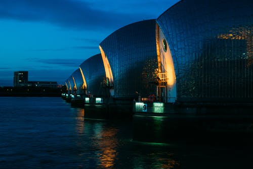 蓝蓝的天空下水体旁边的高层建筑 · 免费素材图片