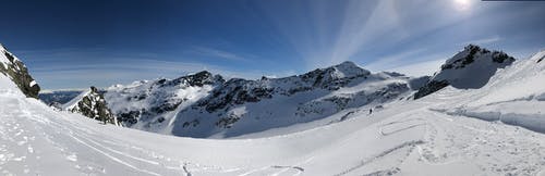 蓝蓝的天空下的雪山 · 免费素材图片