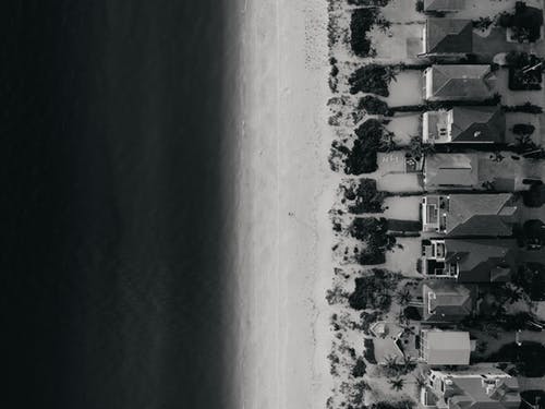 海滨的航拍照片在灰度 · 免费素材图片