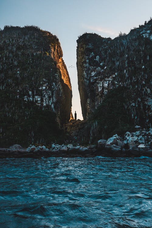 水体附近的岩层 · 免费素材图片