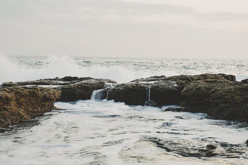 海洋上的岩石照片 · 免费素材图片
