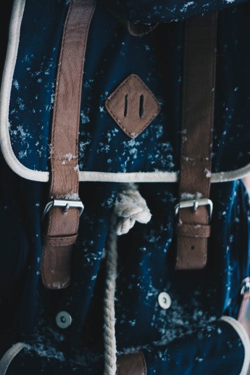 蓝色和棕色背包 · 免费素材图片