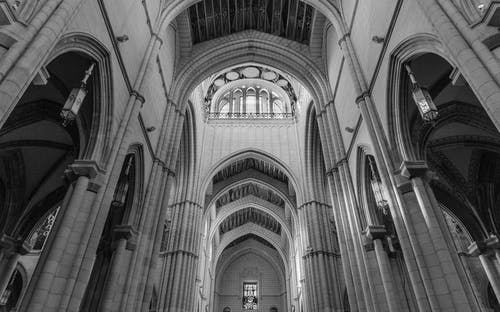 大教堂的灰度摄影 · 免费素材图片