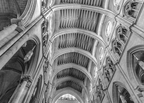 大教堂内部的灰度摄影 · 免费素材图片