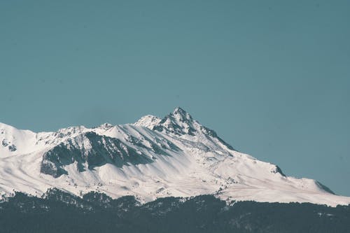 蓝蓝的天空下白雪覆盖的山 · 免费素材图片