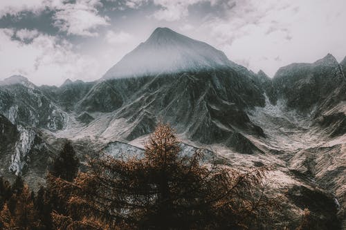 多云的天空下的积雪的山 · 免费素材图片