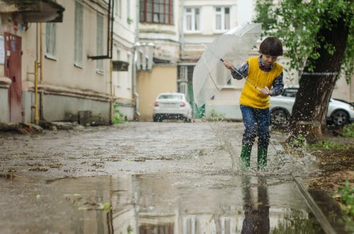 孩子踩水 · 免费素材图片