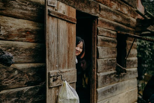 躲在舱门后面的女人 · 免费素材图片