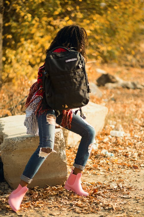 女人抱着黑色的背包 · 免费素材图片