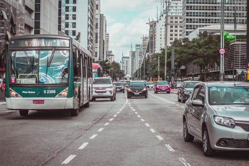 大街上的汽车 · 免费素材图片