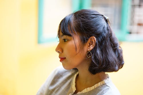 女人戴着耳环的特写照片 · 免费素材图片