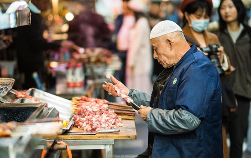 在棍子上粘肉的人 · 免费素材图片