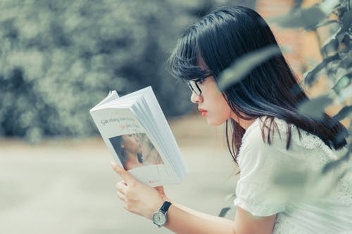 女人看书 · 免费素材图片