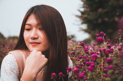 紫罗兰色花附近的女孩的特写照片 · 免费素材图片