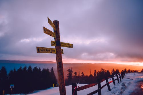 在充满雪的道路上的标牌 · 免费素材图片