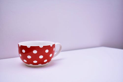 白色和红色陶瓷杯 · 免费素材图片