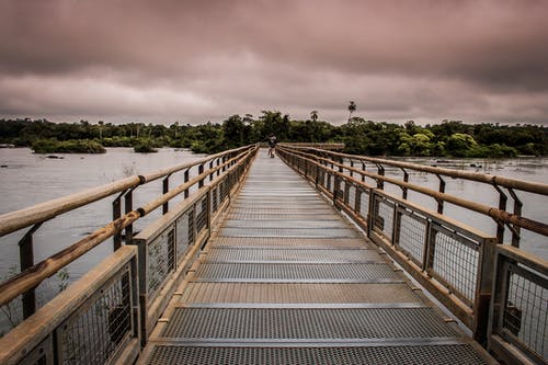 水上桥梁的特写摄影 · 免费素材图片