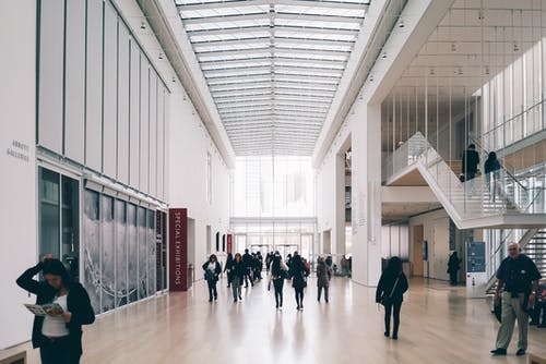 混凝土建筑走廊上的人 · 免费素材图片