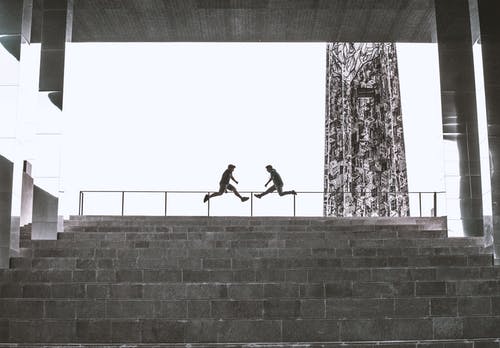 两人跳近栏杆 · 免费素材图片