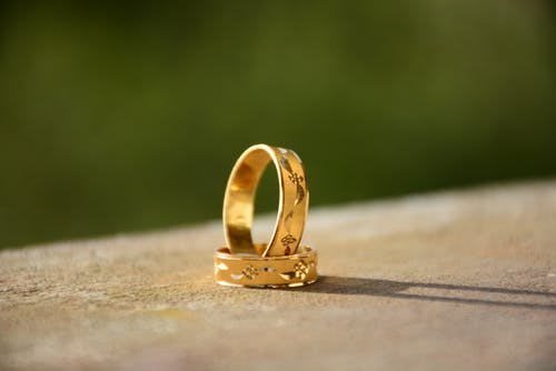 金戒指的特写照片 · 免费素材图片