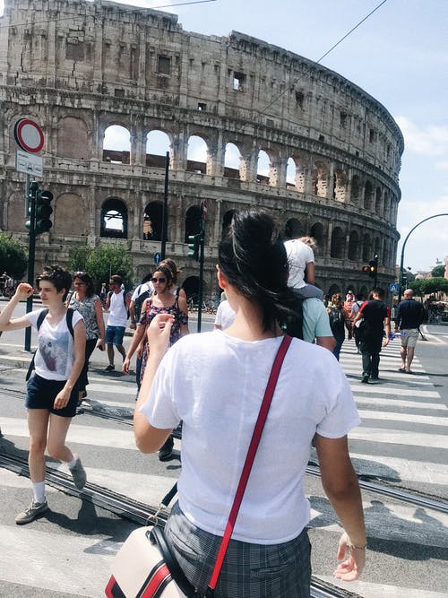 站在罗马体育馆附近的女人 · 免费素材图片