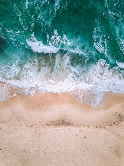 海边海浪的航拍画面 · 免费素材图片