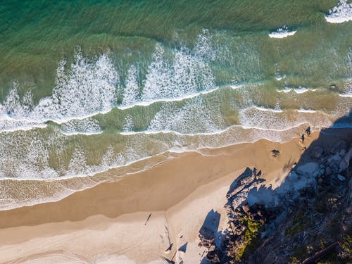 海滩的高角度摄影 · 免费素材图片