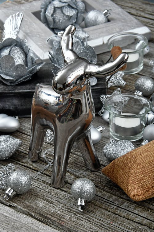 闪亮的银鹿圣诞人物装饰 · 免费素材图片