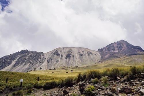 草地和山 · 免费素材图片